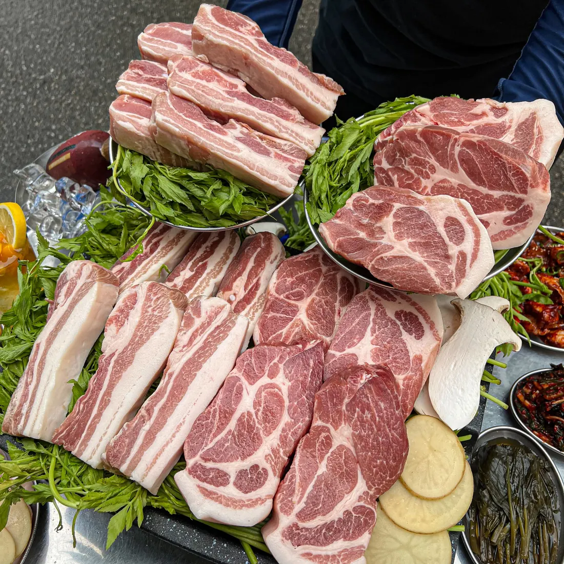 숙성 삼겹살과 목살을 얼음 위에 올려 낸 모둠 한 판 · 이태원 맛집 · Itaewon Korean BBQ