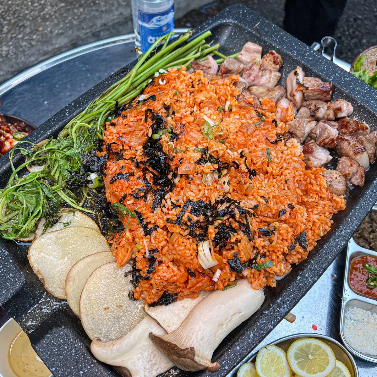 불판 위에서 볶아낸 김치 볶음밥과 숙성 고기, 미나리 · 이태원 맛집 · Itaewon Korean BBQ