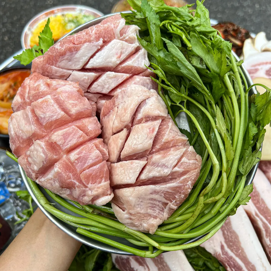 칼집을 낸 두툼한 숙성 삼겹살과 둘러 담은 미나리 · 이태원 고기집 · Itaewon Restaurants