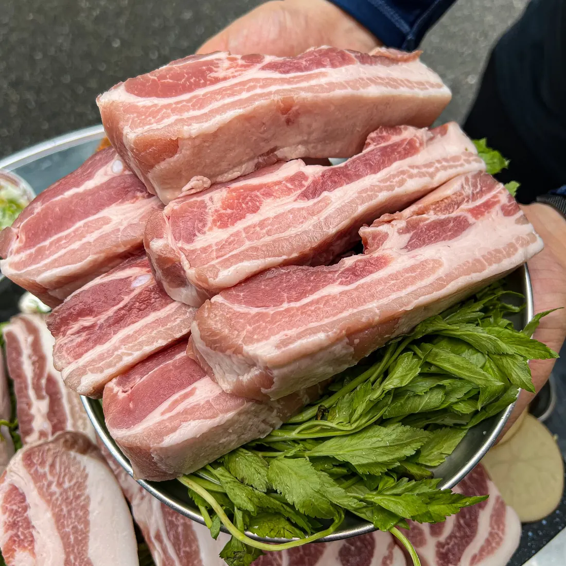 두툼하게 썰어낸 김숙성 숙성 삼겹살과 미나리 · 이태원 고기집 · Itaewon Restaurants