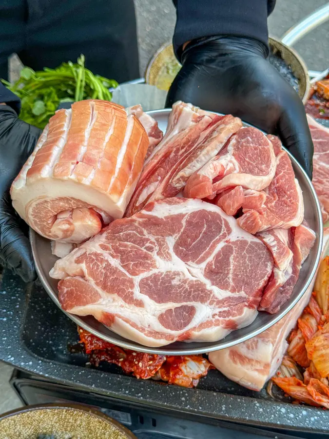 김숙성 스페셜1 (800g) — 두툼한 2cm 목살 2인분에 한정판 숙성육과 숙성 특수부위까지, 김숙성을 한 판에 모두 담은 대표 세트입니다.